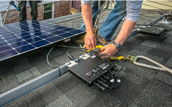 600W 2000W Inwerter słoneczny klasy I dla elektrowni balkonowych z czarno-białym